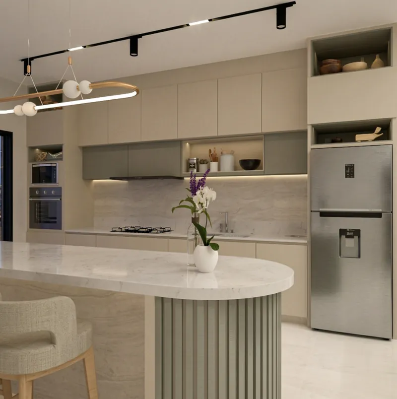 Cocina con isla central de mármol, muebles en tonos arena y luminarias lineales