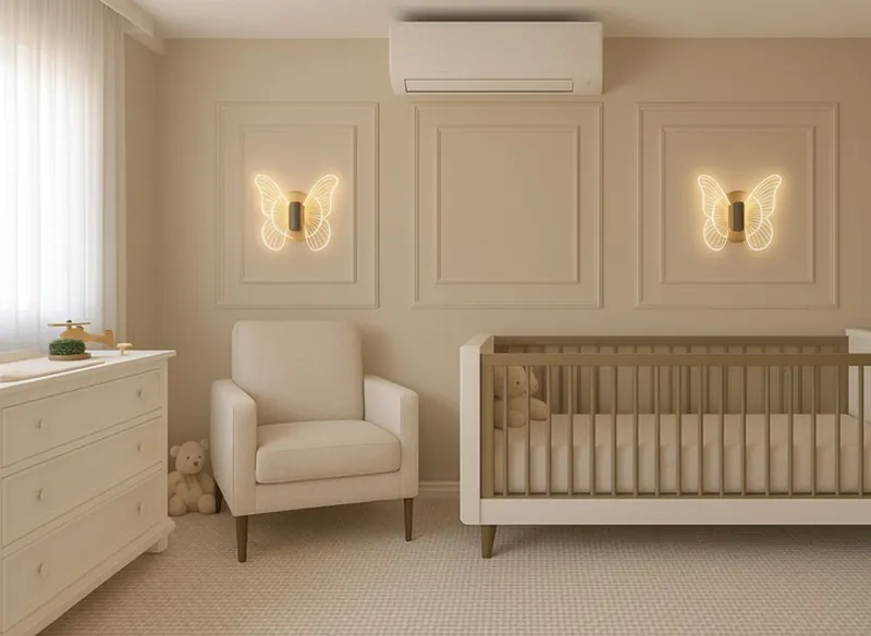 Dormitorio infantil en tonos neutros con cuna, sillón y apliques en forma de mariposa